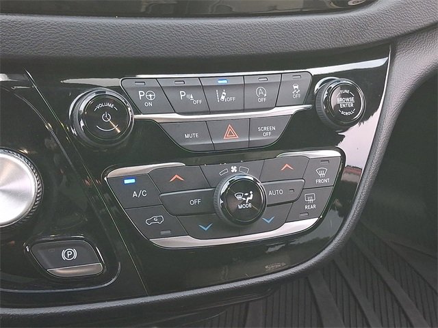 Used 2020 Chrysler Pacifica Touring-L image 17