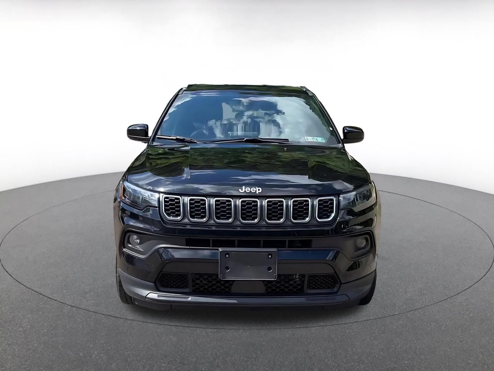 Used 2025 Jeep Compass Latitude AWD/4WD image 4