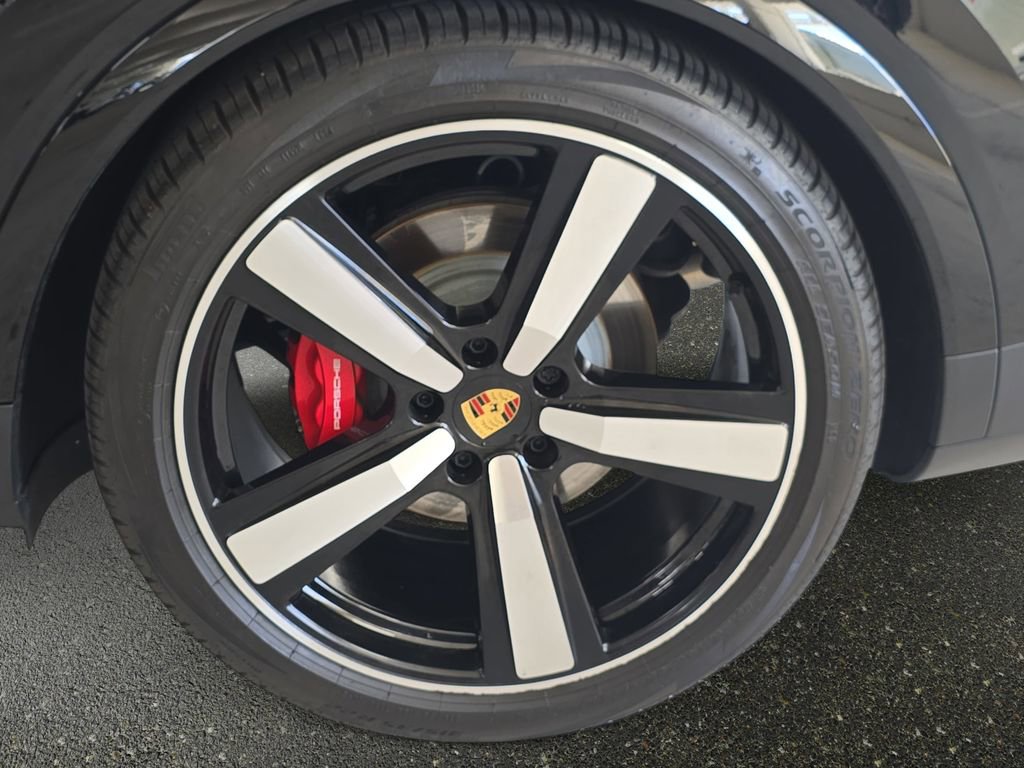 Used 2024 Porsche Cayenne S image 32