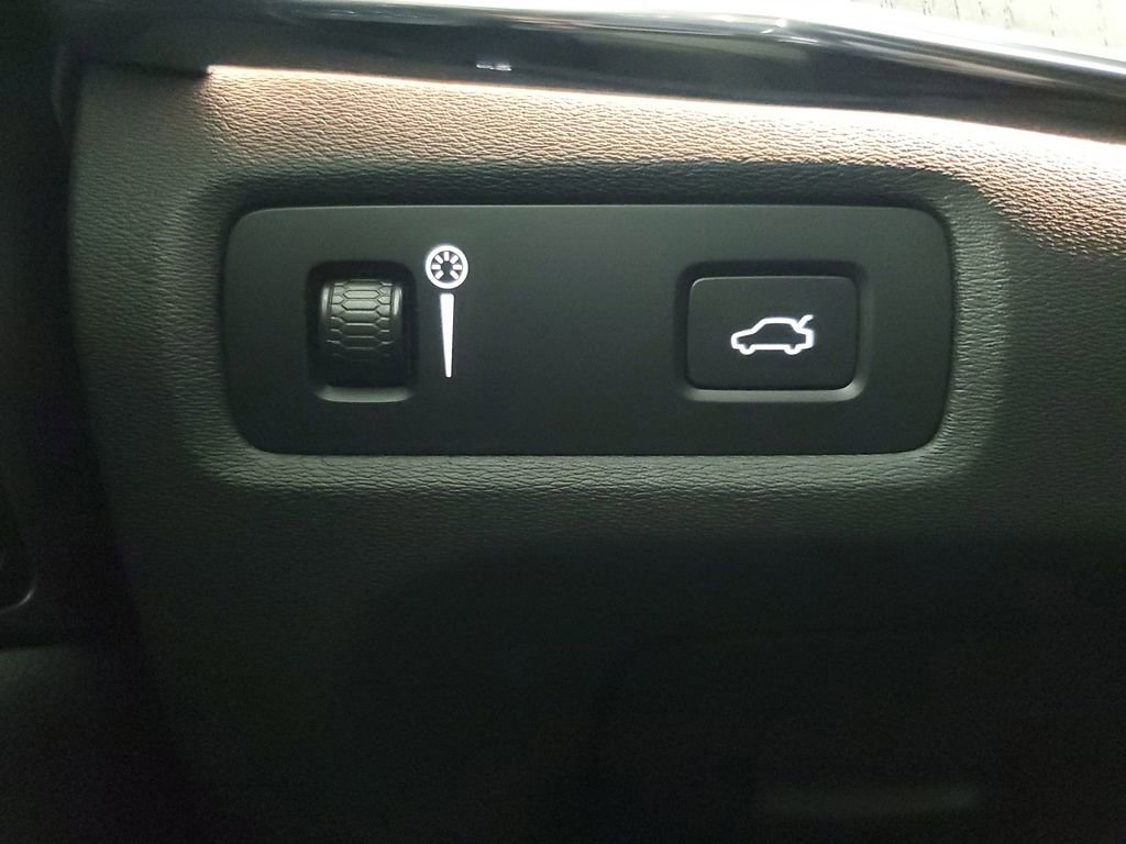 Used 2022 Volvo S90 B6 Inscription w/ Advanced Package image 37