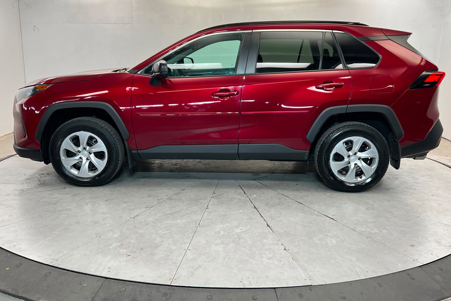 Used 2021 Toyota RAV4 LE image 2