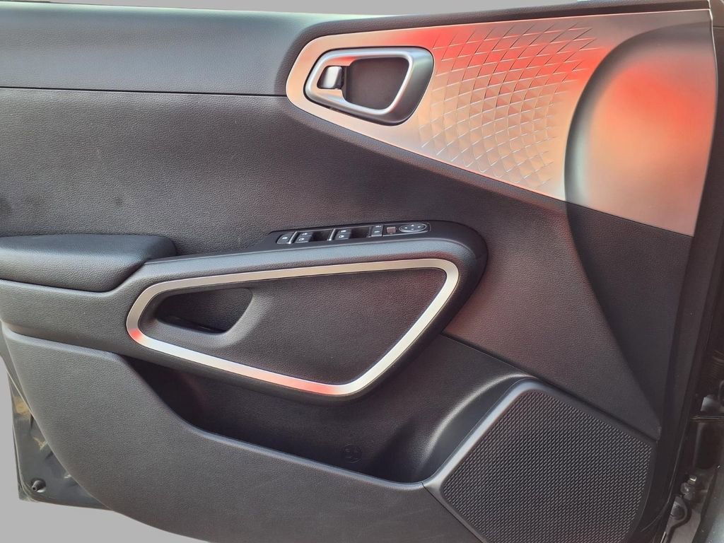 Used 2025 Kia Soul LX w/ LX Technology Package FWD image 18
