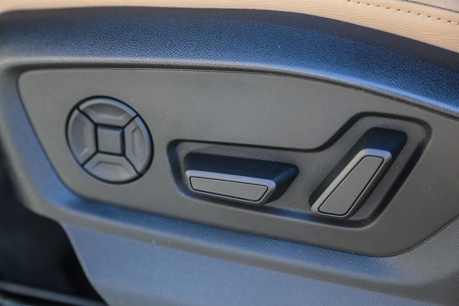 Used 2023 Audi Q8 Premium image 23