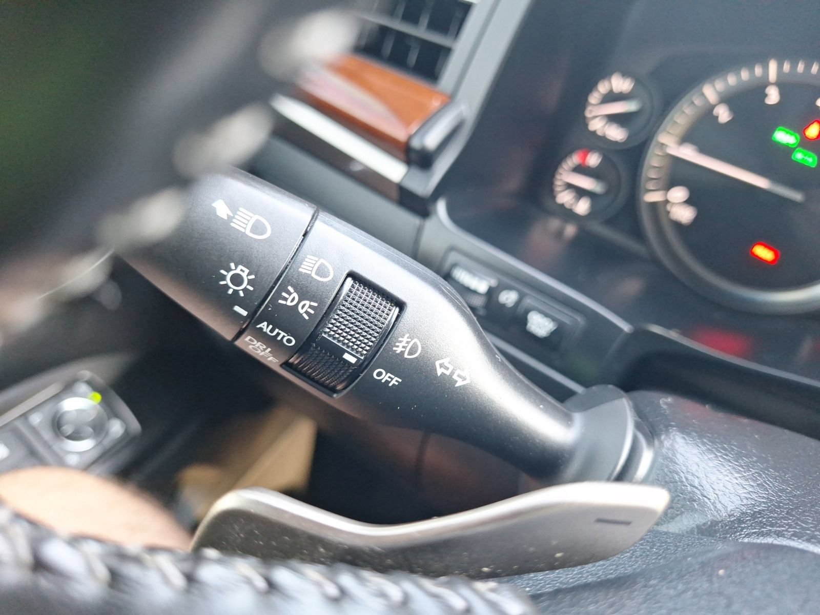 Used 2021 Lexus LX 570 4WD w/ Luxury Package image 21