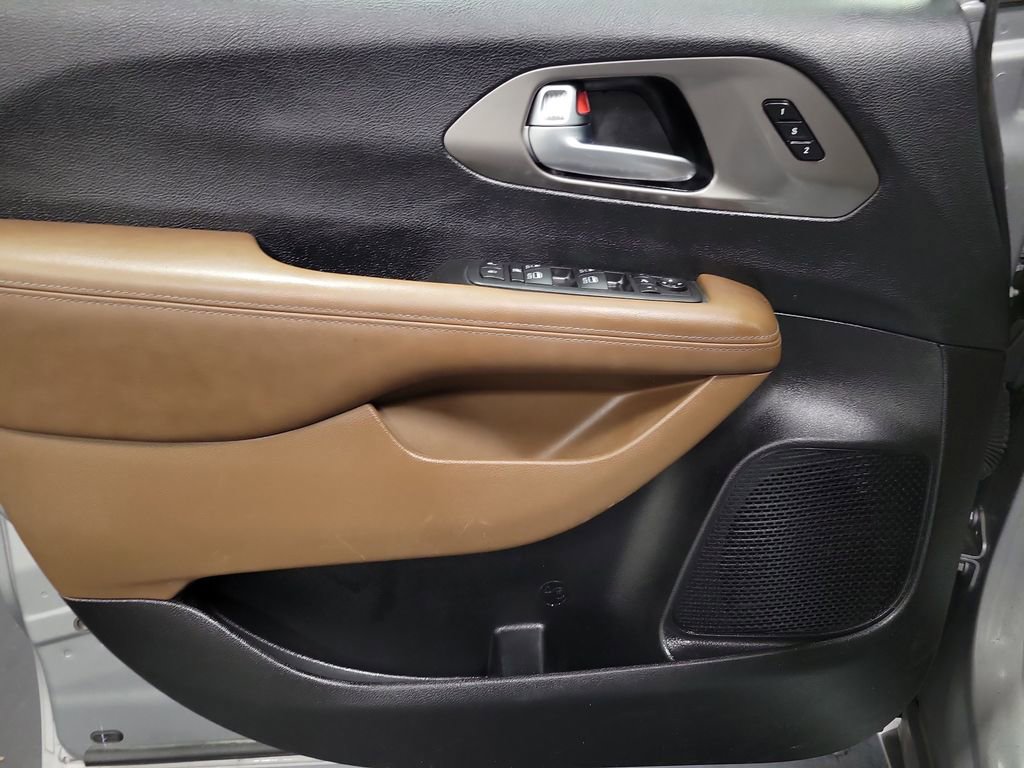 Used 2020 Chrysler Pacifica Limited image 23