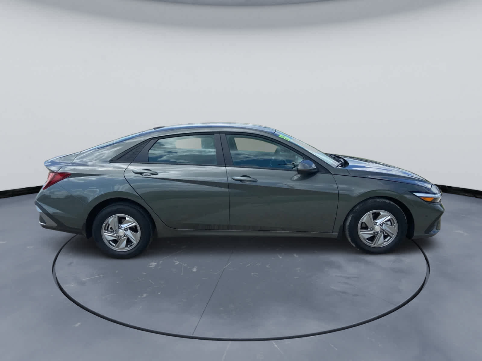 Used 2026 Hyundai Elantra SE FWD image 4