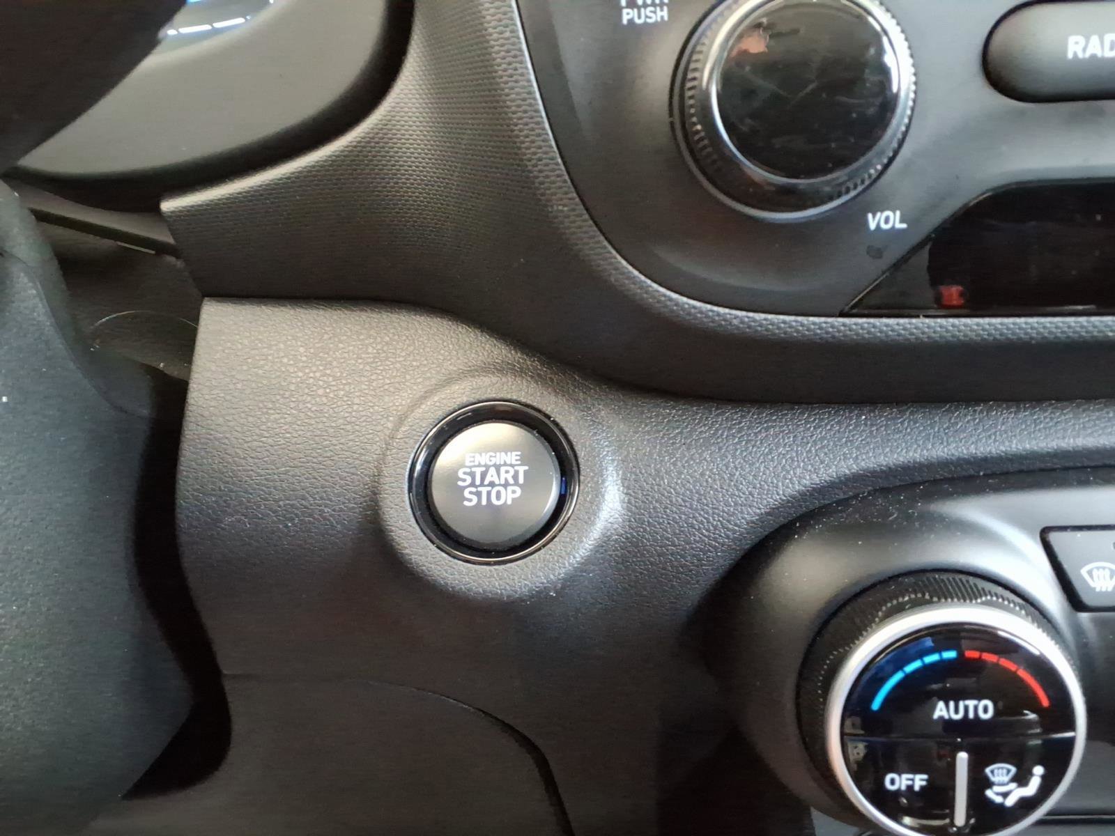 Certified 2025 Hyundai Venue SEL FWD image 28