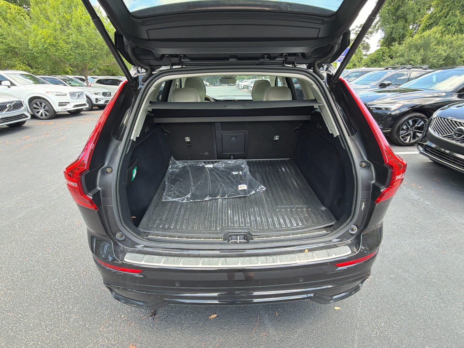 Used 2025 Volvo XC60 B5 Plus w/ Protection Package Premier AWD/4WD image 23
