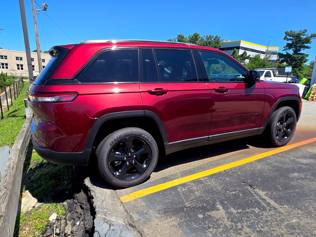 Used 2025 Jeep Grand Cherokee Altitude AWD/4WD image 8