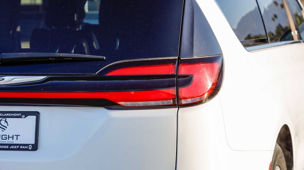 Used 2023 Chrysler Pacifica Touring-L FWD image 10