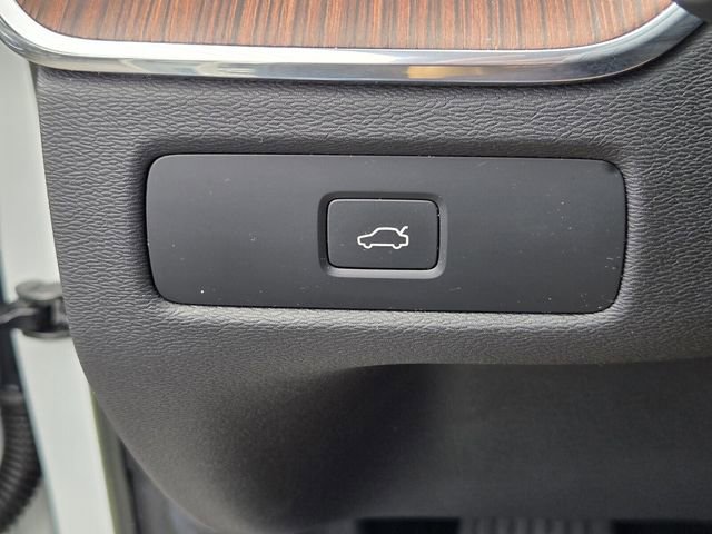 Used 2023 Volvo XC60 B5 Ultimate w/ Protection Package Premier FWD image 28