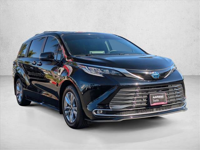 Used 2024 Toyota Sienna Limited image 3