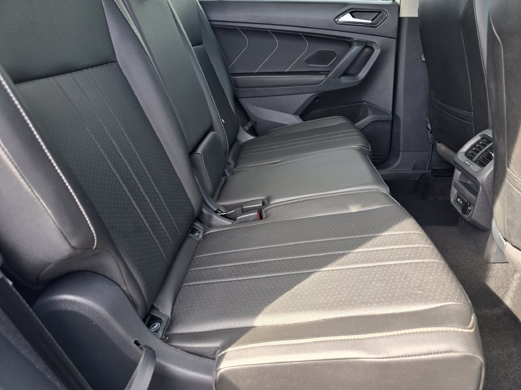 Used 2023 Volkswagen Tiguan SE w/ Panoramic Sunroof Package FWD image 19