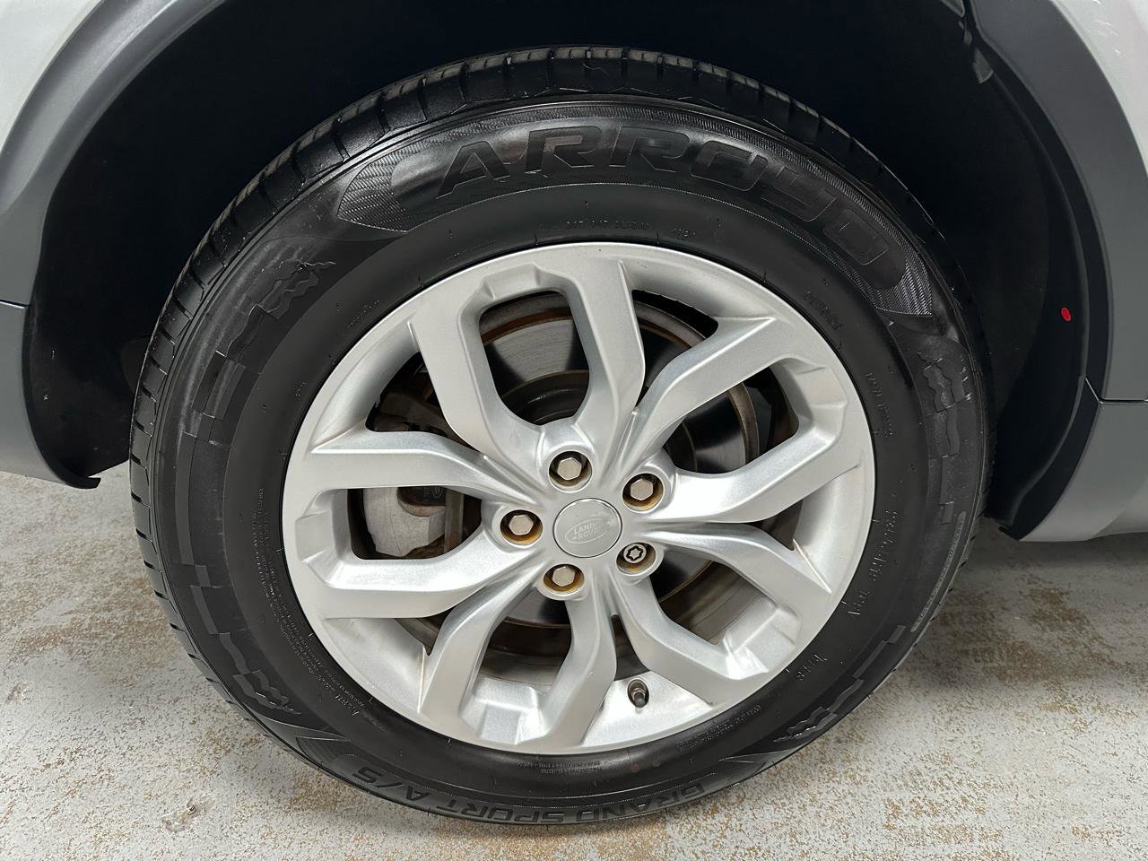 Used 2018 Land Rover Discovery SE AWD/4WD image 24