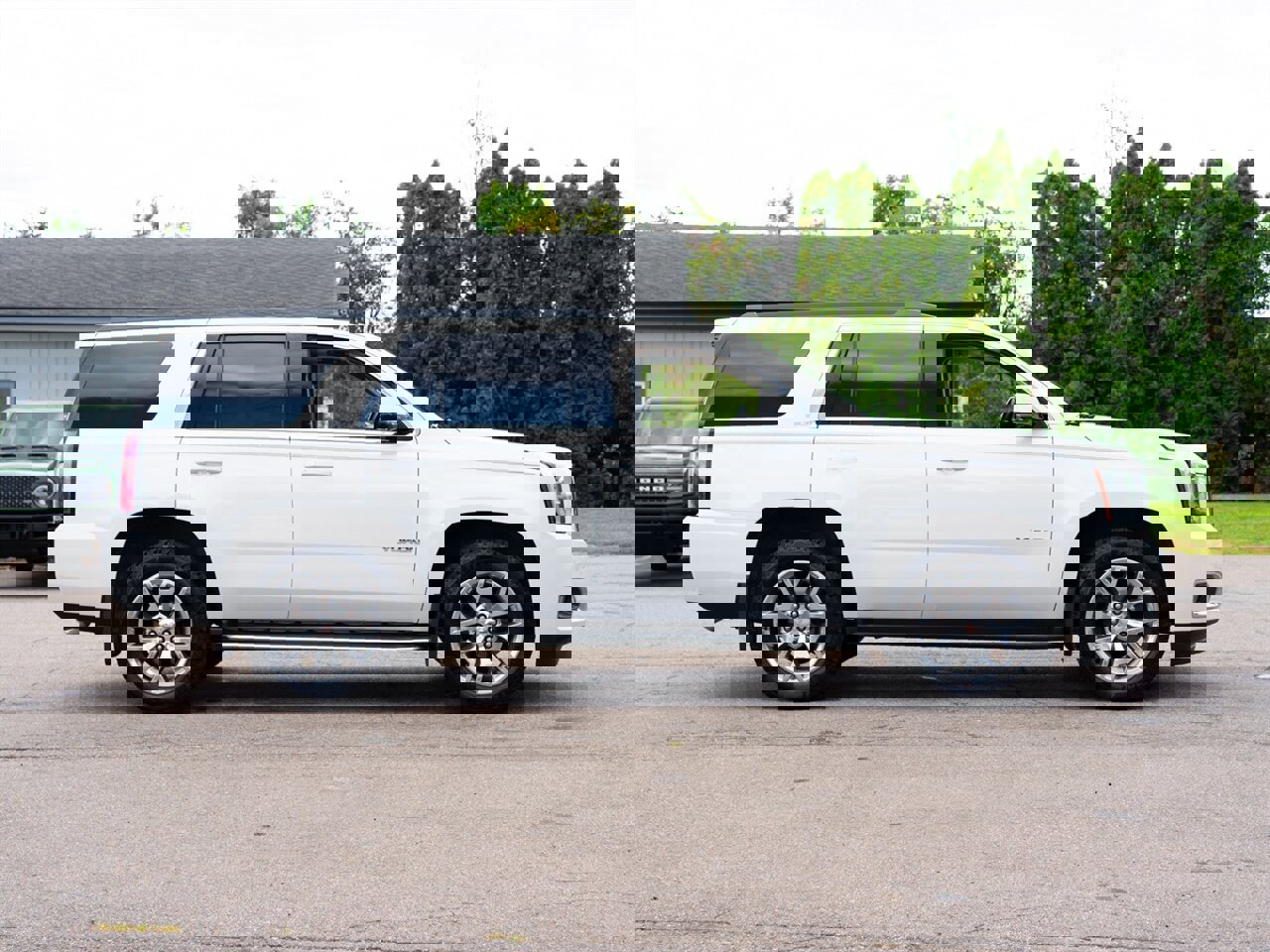 Used 2017 GMC Yukon SLT w/ Open Road Package image 4
