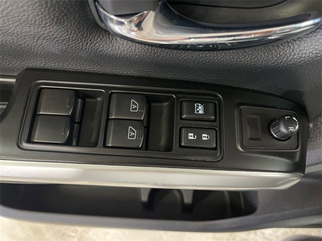 Used 2023 Nissan Titan SV w/ SV Convenience Package image 13