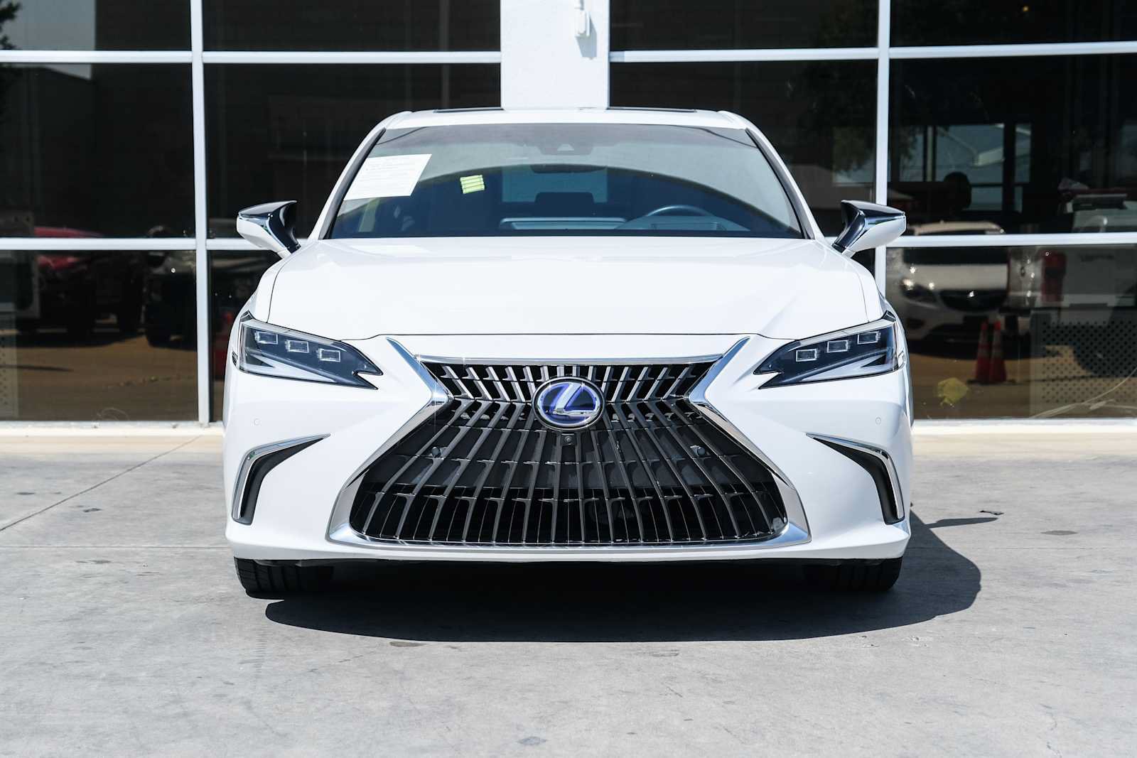 Used 2022 Lexus ES 300h Ultra Luxury w/ Accessory Package 2 FWD image 2