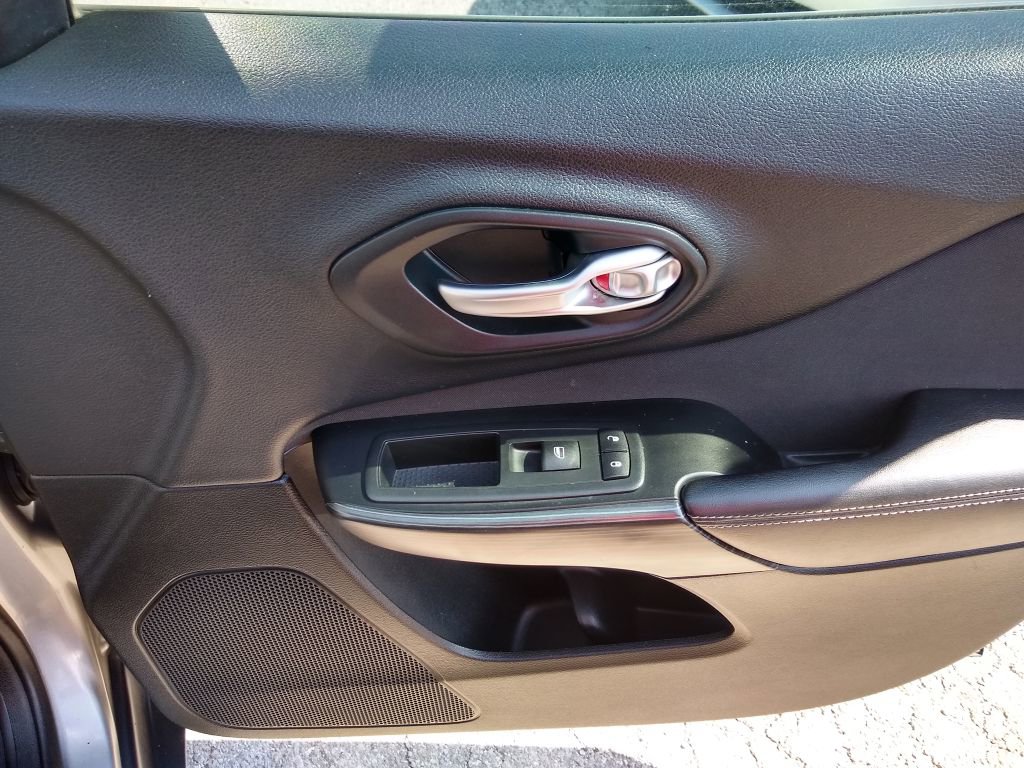 Used 2015 Jeep Cherokee Sport image 15