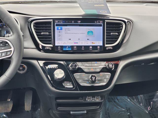 Used 2025 Chrysler Pacifica Select image 23
