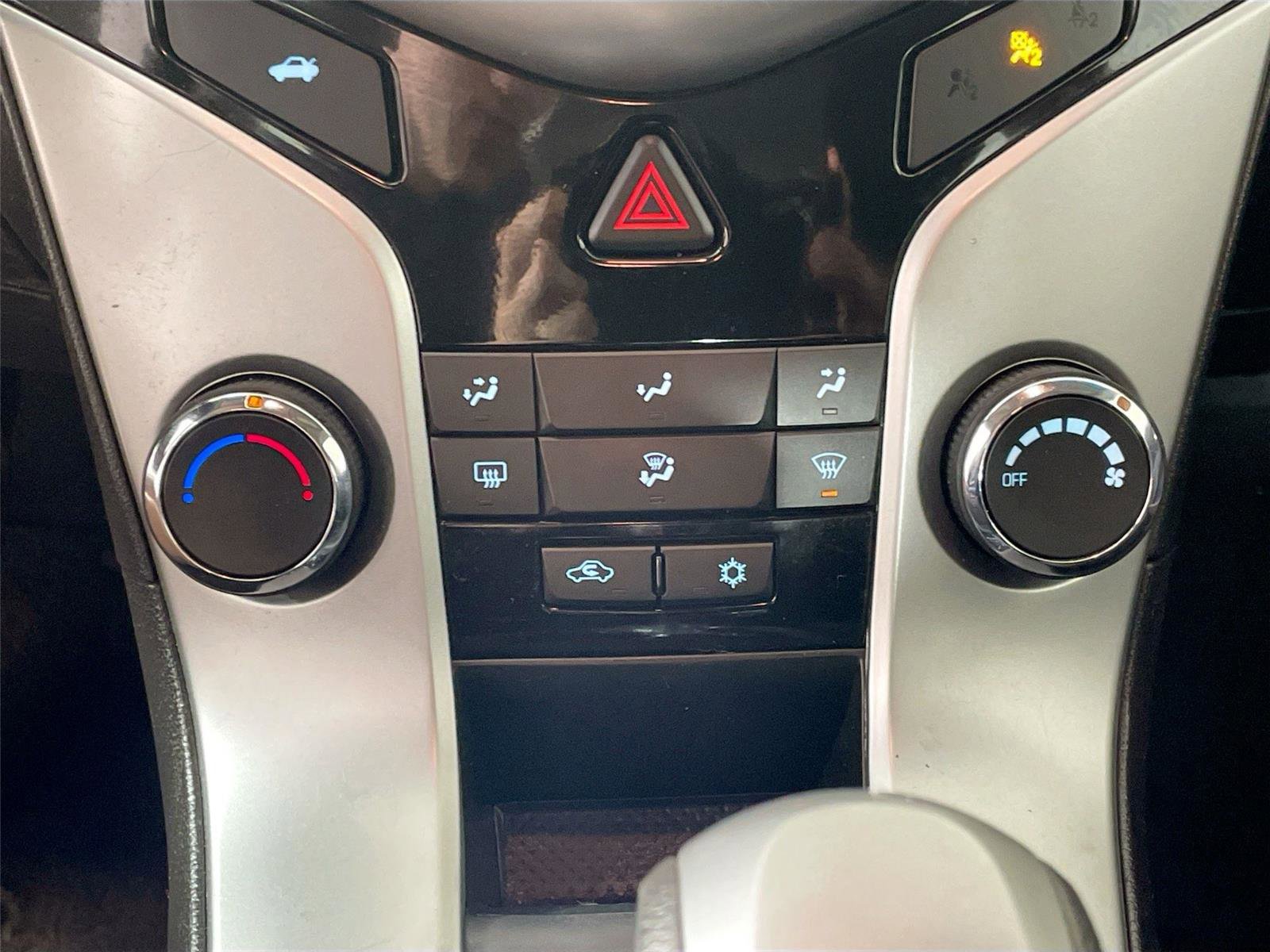 Used 2016 Chevrolet Cruze LT w/ Sun And Sound Package FWD image 9