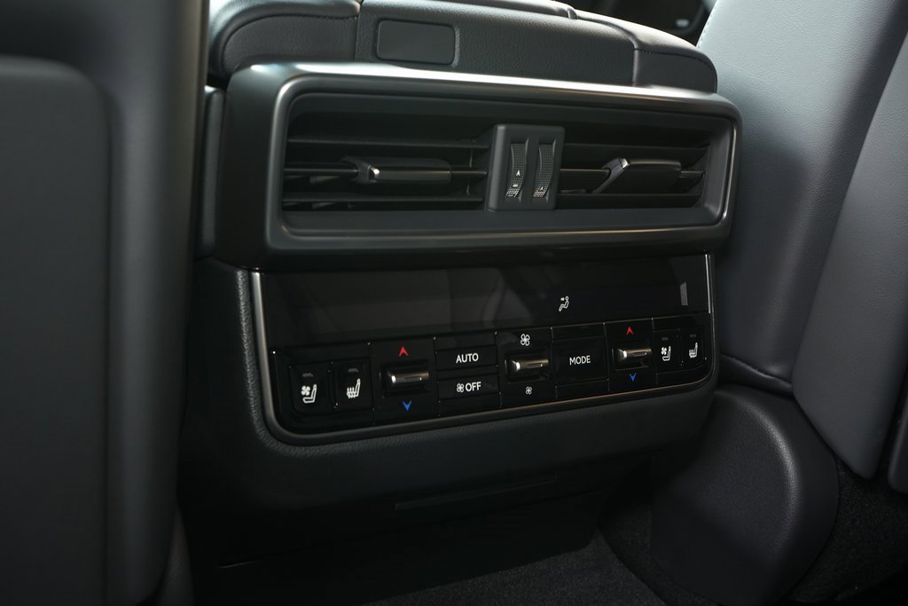 Used 2025 Lexus LX 600 4WD w/ Luxury Package image 24