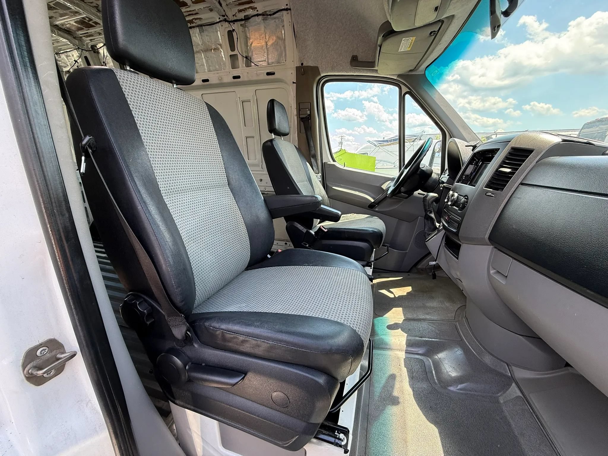 Used 2008 Dodge Sprinter 2500 RWD image 9