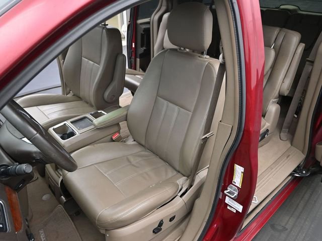 Used 2014 Chrysler Town & Country Touring-L w/ Driver Convenience Group image 11