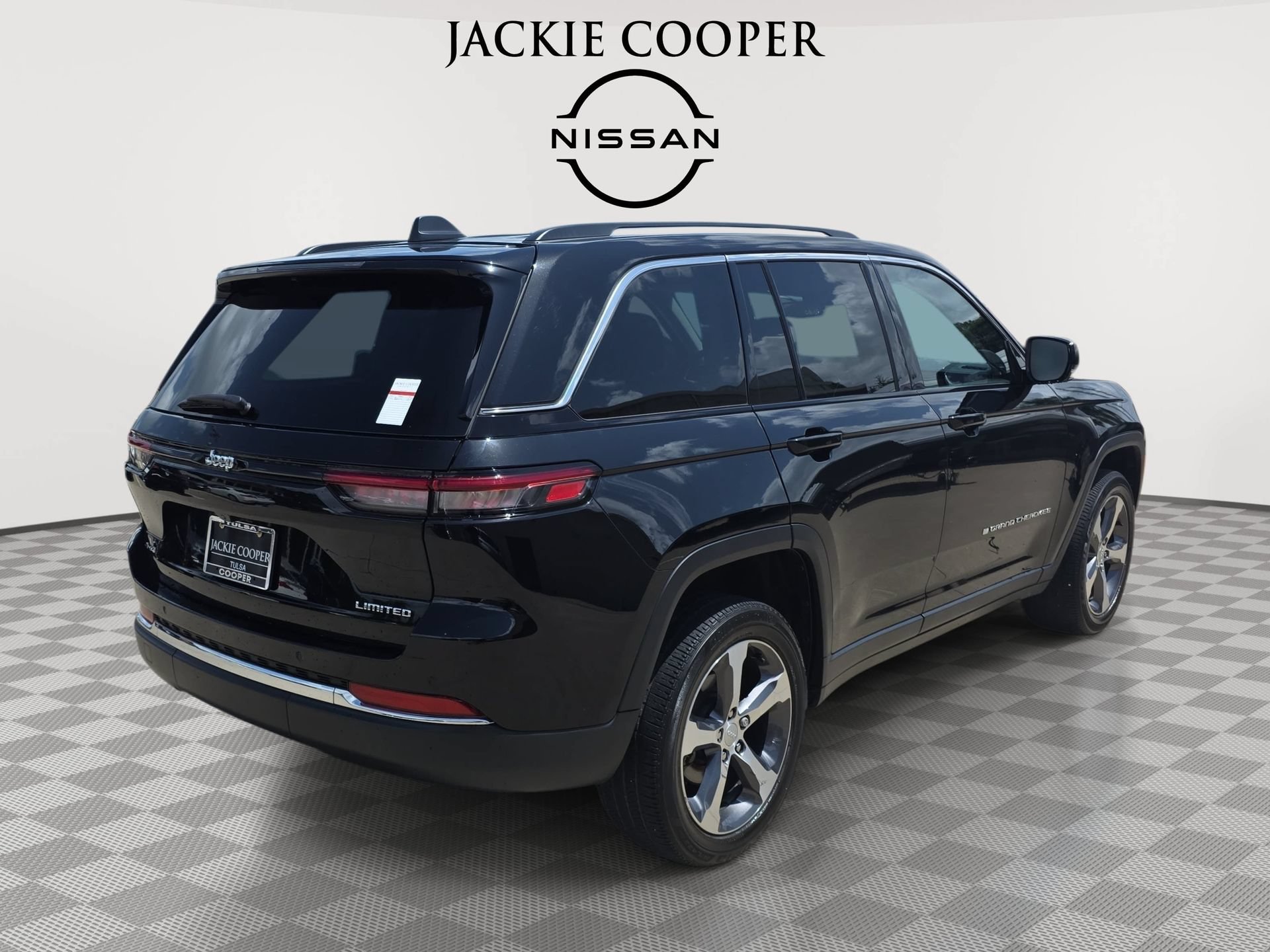 Used 2023 Jeep Grand Cherokee Limited w/ Trailer Tow Prep Group (B) AWD/4WD image 5