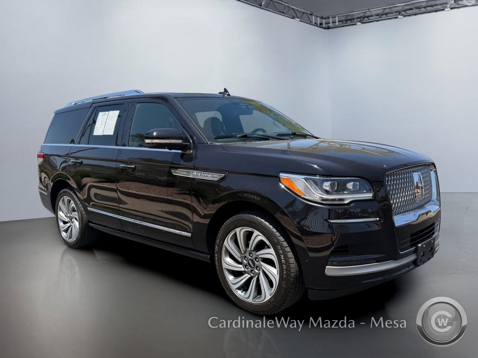 Used 2023 Lincoln Navigator Reserve AWD/4WD image 2