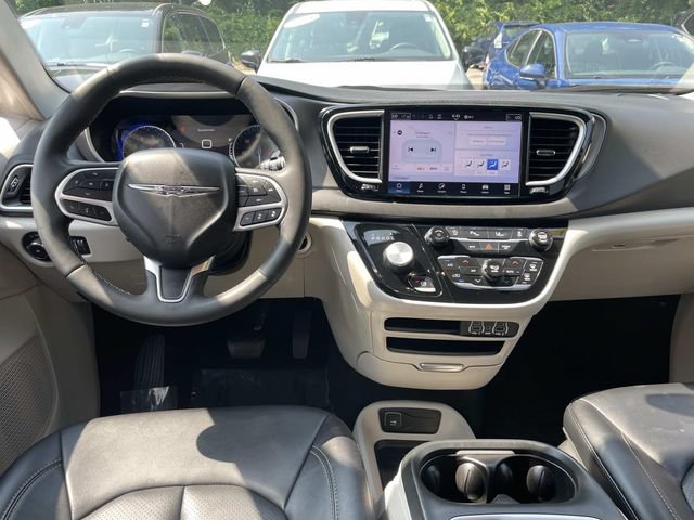 Used 2024 Chrysler Pacifica Touring-L FWD image 16