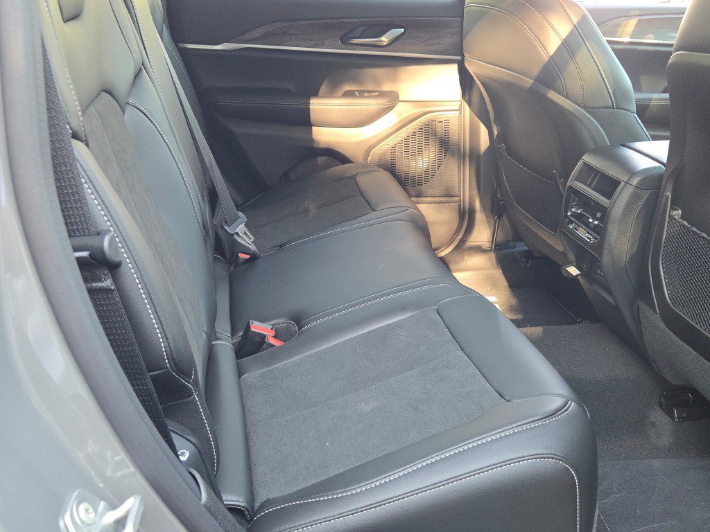 New 2027 Jeep Grand Cherokee Altitude AWD/4WD image 12