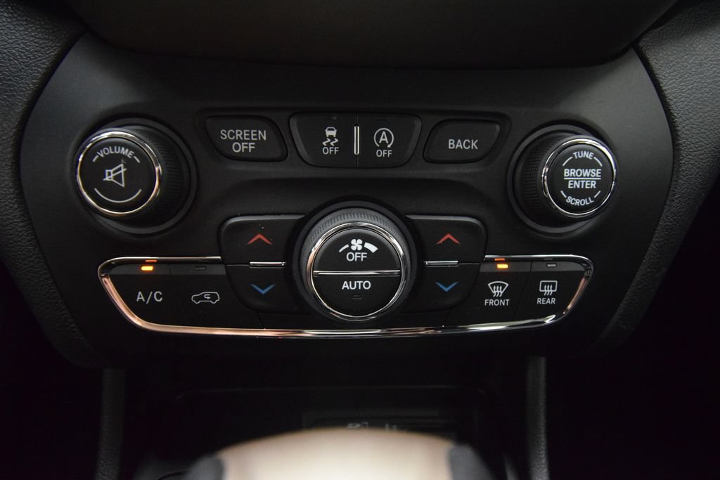 Used 2017 Jeep Cherokee Limited AWD/4WD image 34