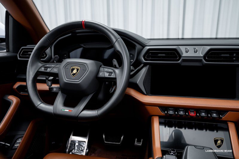 Used 2025 Lamborghini Urus SE image 33