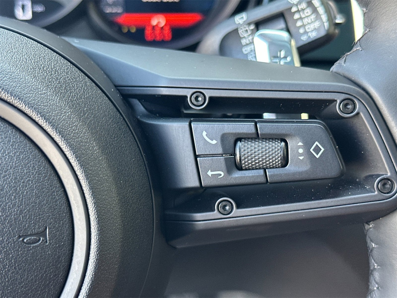 Used 2025 Porsche Macan image 28