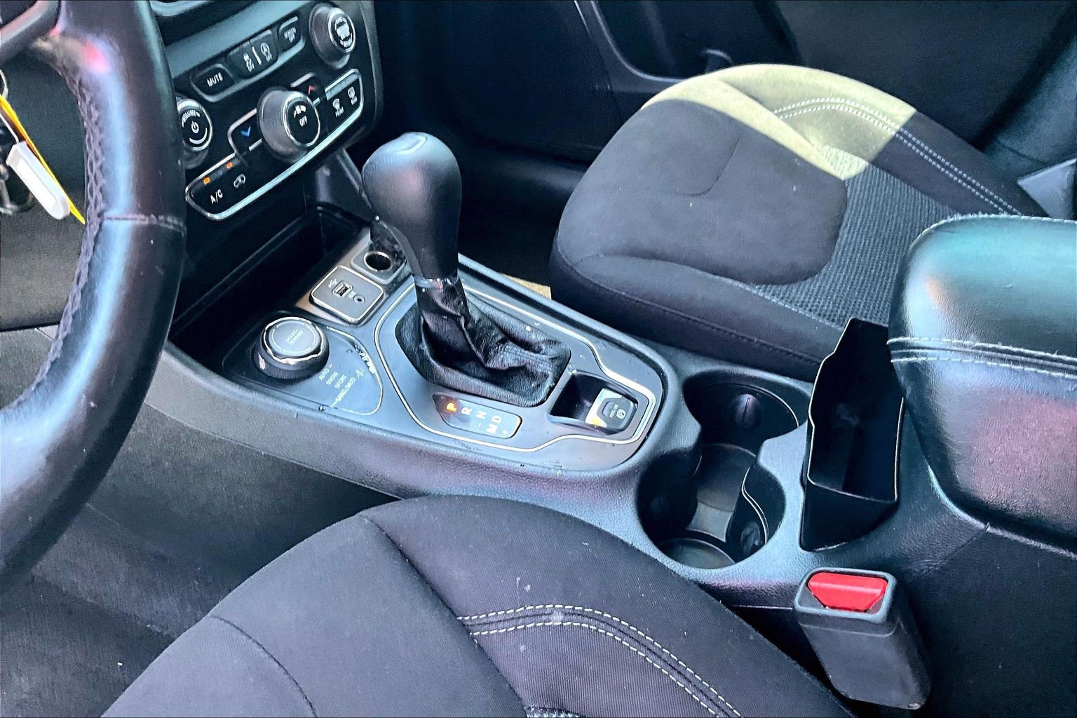 Used 2019 Jeep Cherokee Latitude w/ Cold Weather Group AWD/4WD image 13