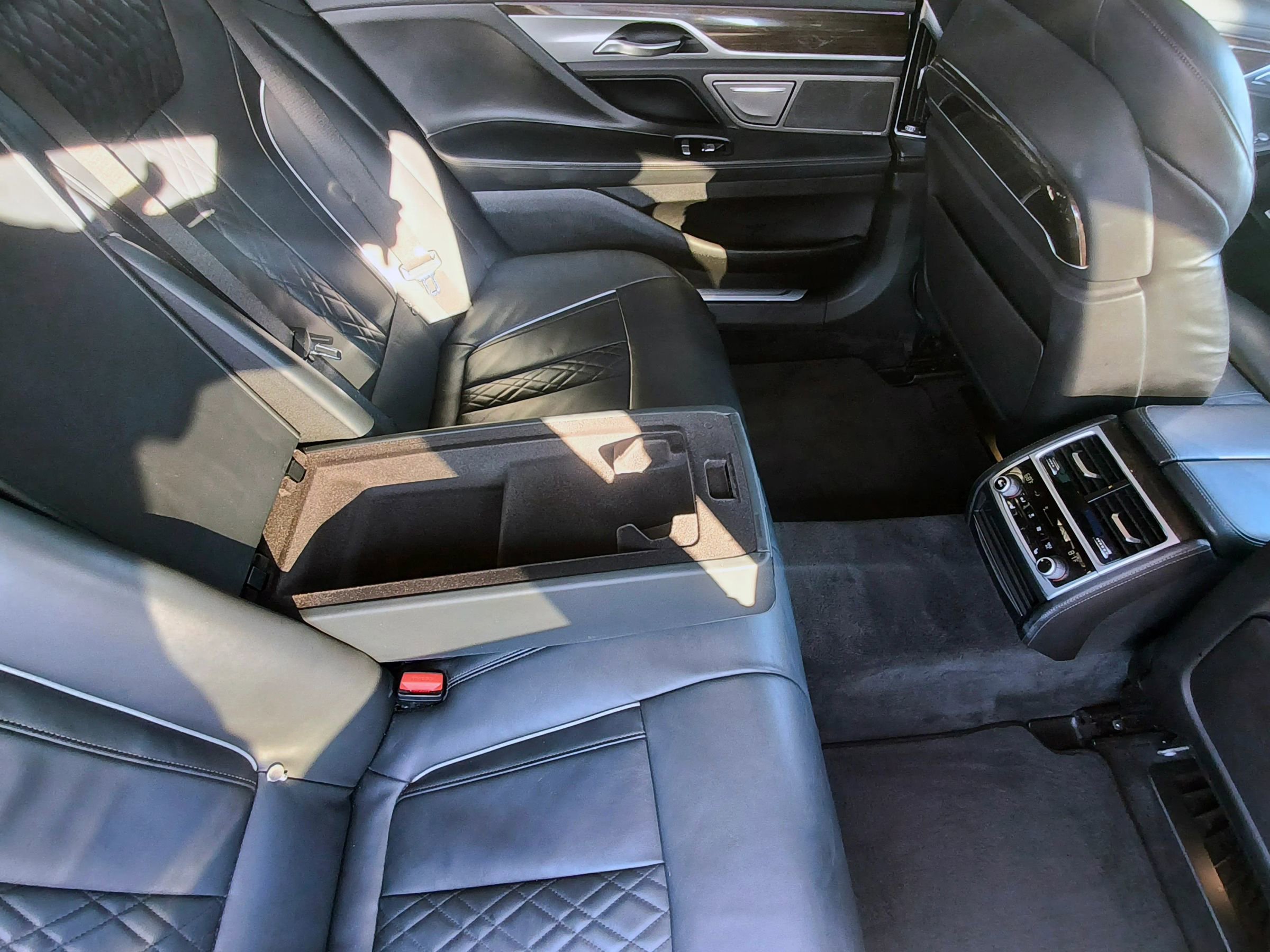 Used 2018 BMW 750i xDrive image 30