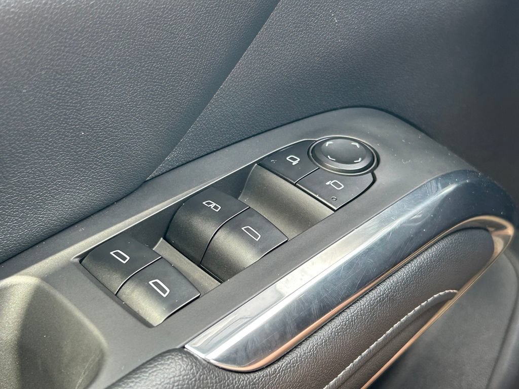 Used 2025 Chevrolet Traverse LT FWD image 22