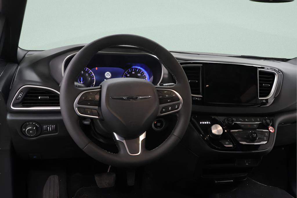 Used 2026 Chrysler Pacifica Select FWD image 9