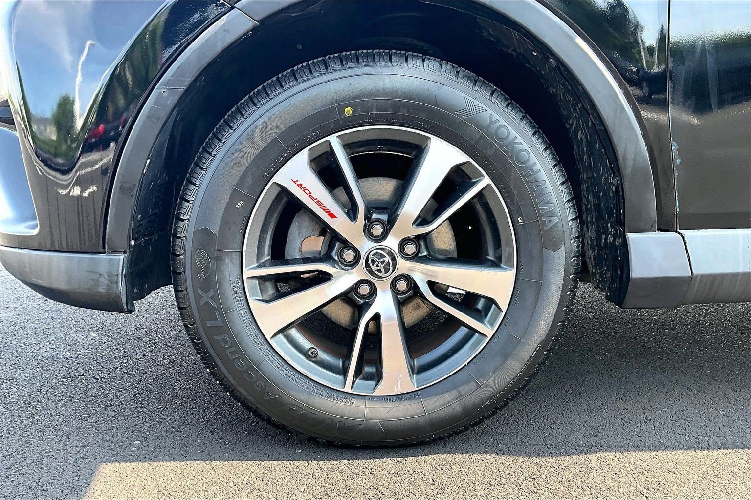 Used 2017 Toyota RAV4 XLE AWD/4WD image 9