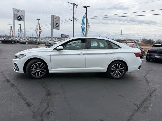 Used 2025 Volkswagen Jetta SE image 4