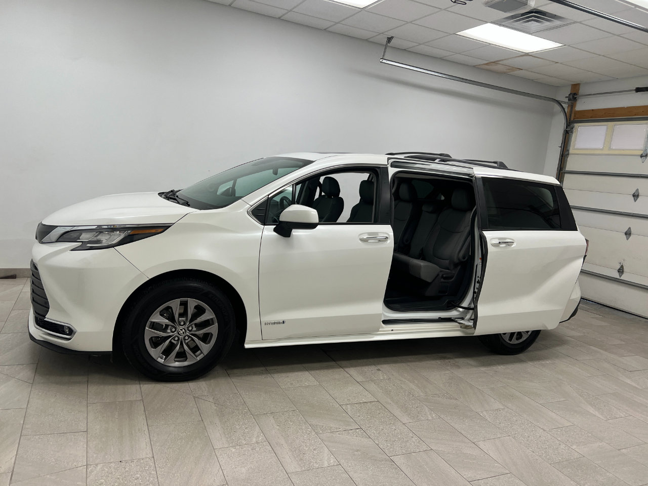 Used 2021 Toyota Sienna XLE w/ XLE Plus Package image 13