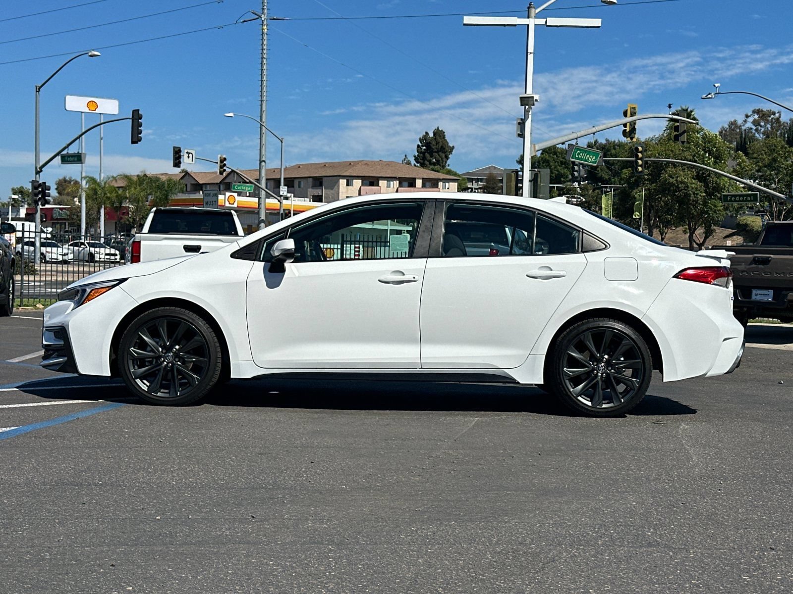Used 2025 Toyota Corolla SE w/ SE Premium Package FWD image 2