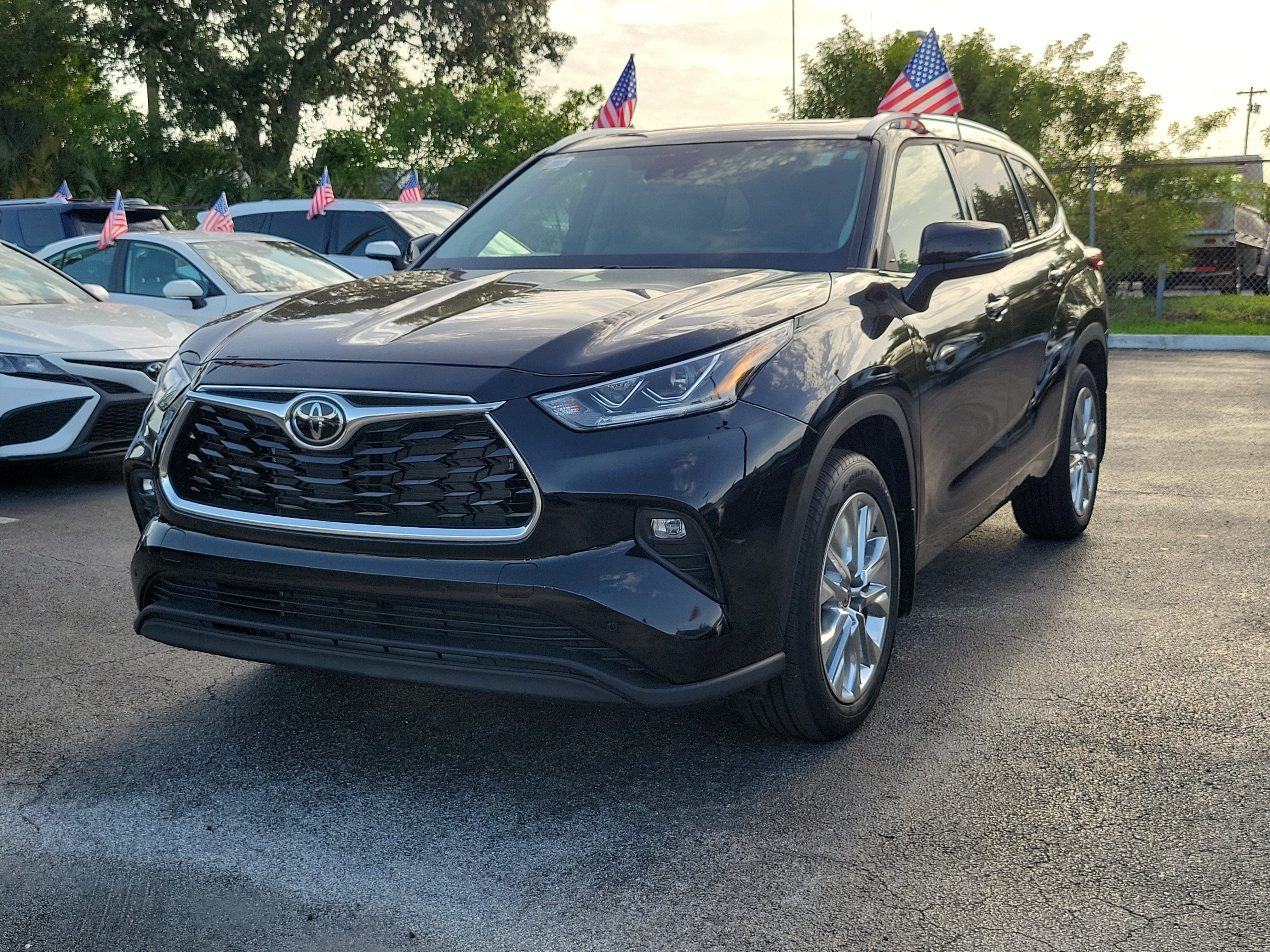 Used 2025 Toyota Highlander Limited FWD image 5