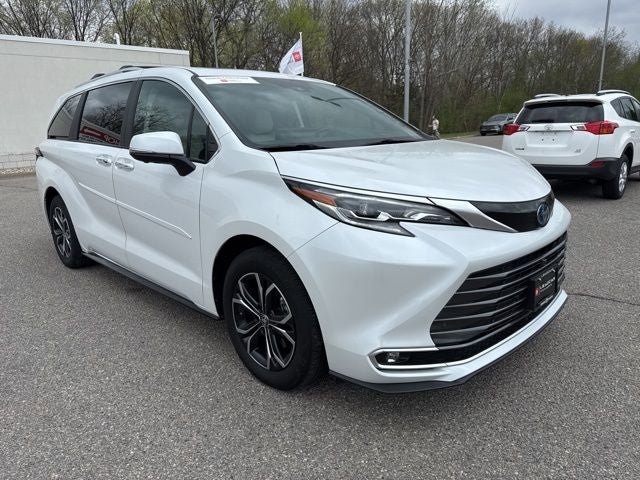 Certified 2025 Toyota Sienna Platinum AWD/4WD image 3