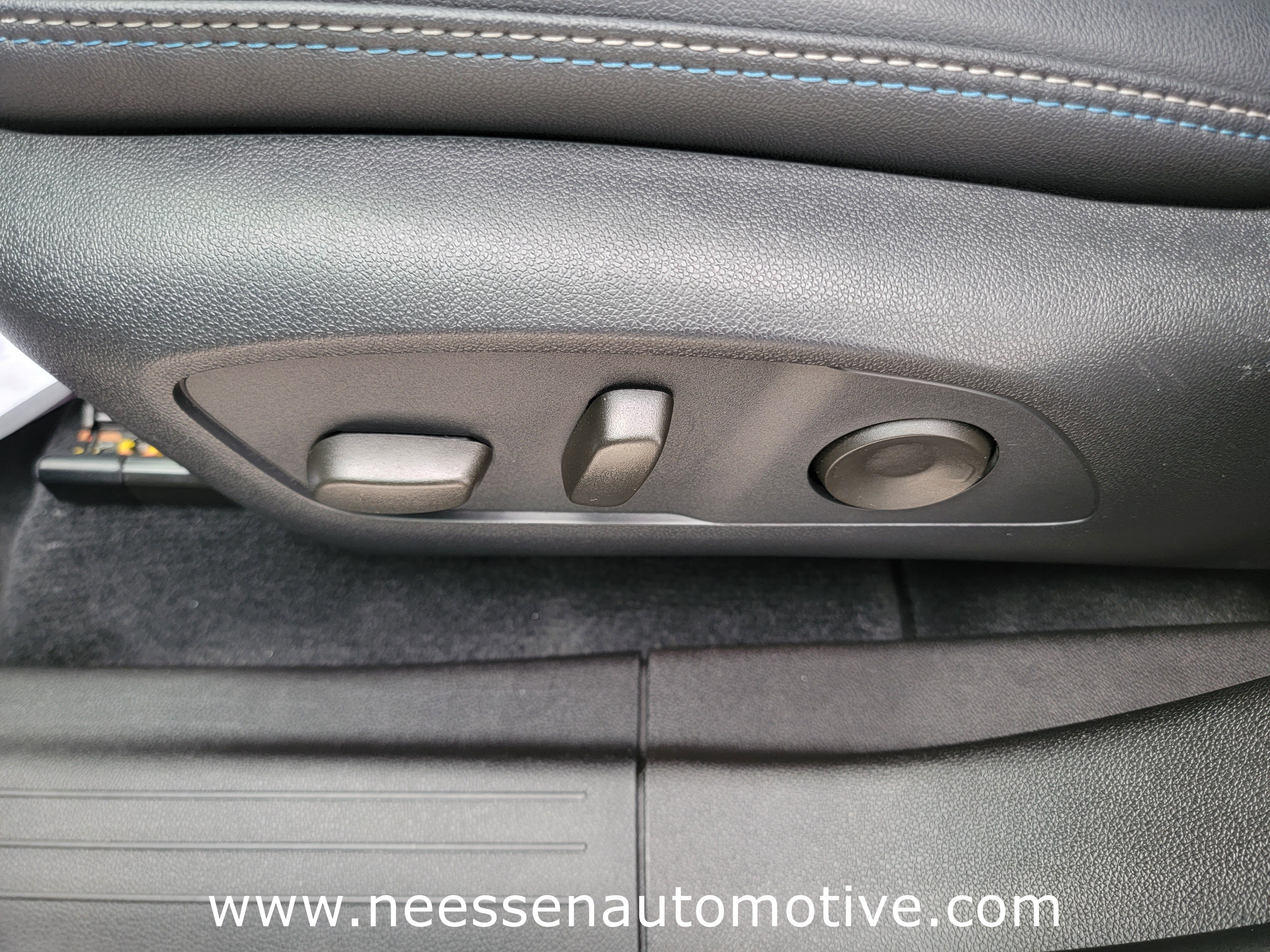 Used 2025 Chevrolet Equinox EV LT w/ Convenience Package image 15