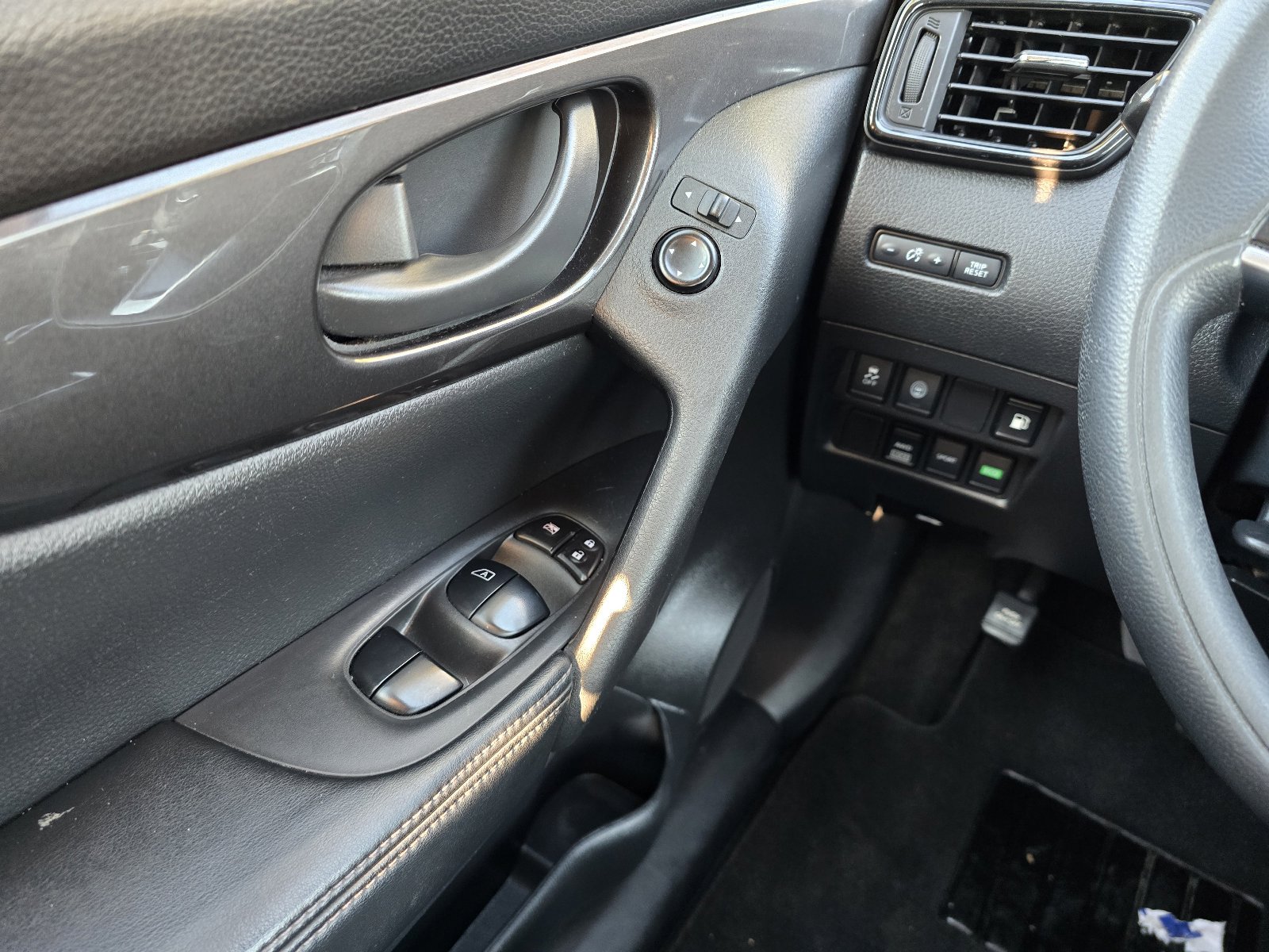 Used 2020 Nissan Rogue S image 12