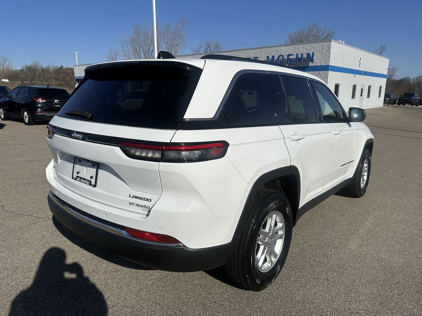 Used 2023 Jeep Grand Cherokee Laredo AWD/4WD image 9