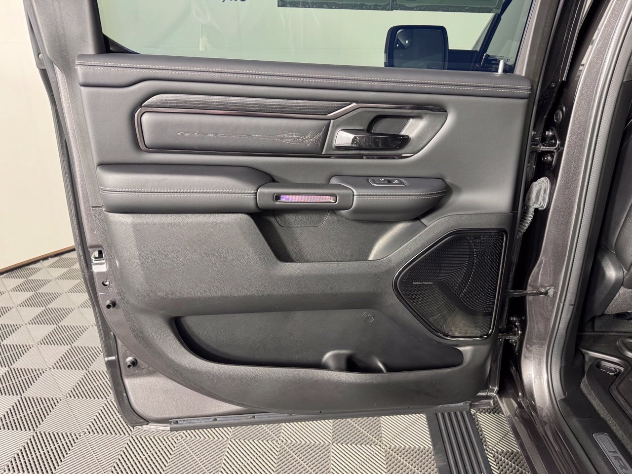 Used 2024 RAM 1500 Limited AWD/4WD image 32