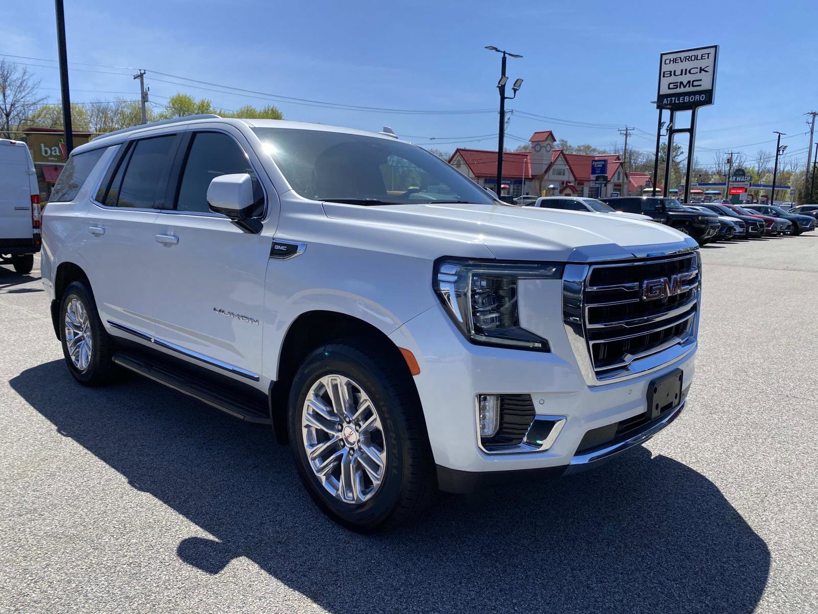 Used 2023 GMC Yukon SLT w/ SLT Premium Package AWD/4WD image 9
