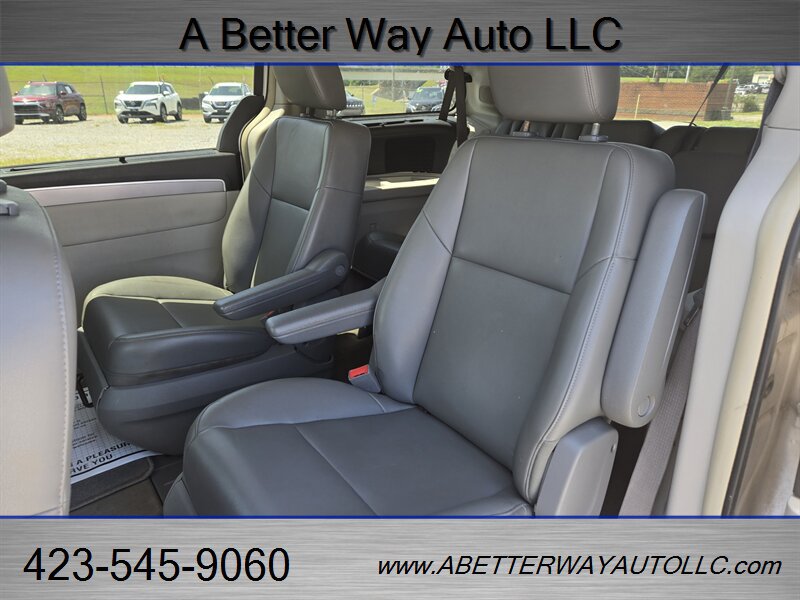 Used 2011 Volkswagen Routan SE FWD image 8